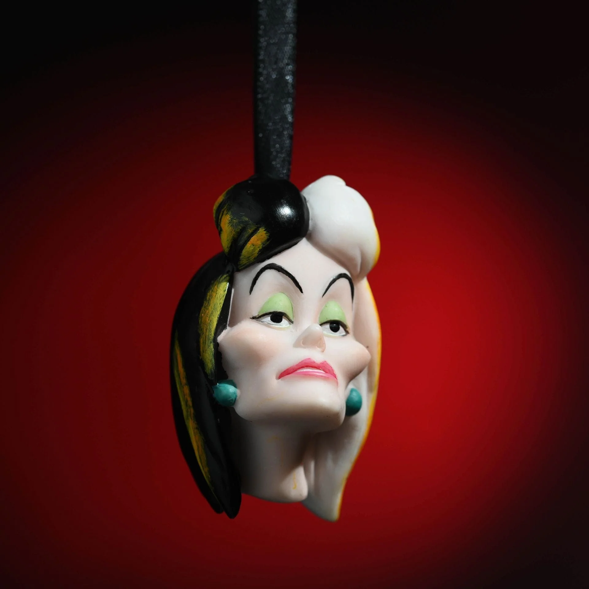 Disney Icons And Villains Resin Hanging Decoration - Cruella 101 Dalmatians - Image 4