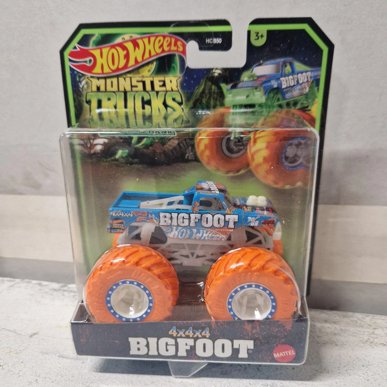 Hot Wheels Monster Trucks Glow In The Dark 4X4X4 Bigfoot