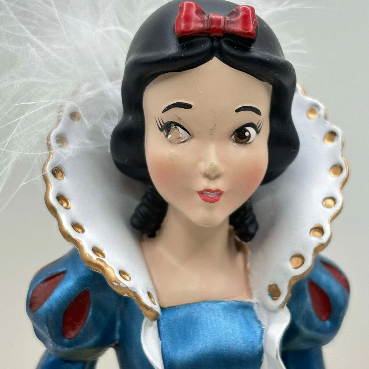 PAINT DEFECT - Disney Showcase Snow White Rococo Figurine - Image 2